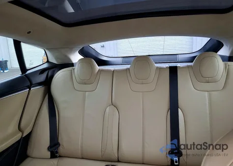 2014 Tesla Model S z USA, uszkodzony, nr VIN 5YJSA1H11EFP61511